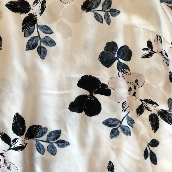 White floral top - Picture 4 of 6